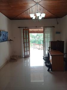 康提Hewune Uptown Stay的客房设有书桌和滑动玻璃门