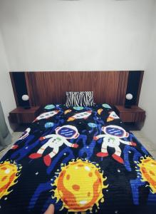 una habitación con una cama con una manta con Mickey Mouse. en Recamara, en Coyotillos
