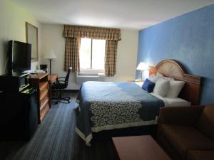 Телевизия и/или развлекателен център в Days Inn by Wyndham Runnemede Philadelphia Area