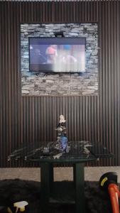 una mesa en una habitación con TV en la pared en Recamara, en Coyotillos