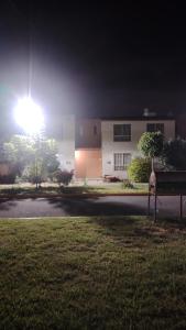 una farola frente a un edificio por la noche en Recamara, en Coyotillos