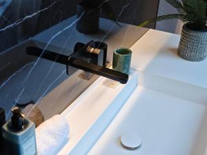 Primer plano de un pomo de puerta sobre una mesa con plantas en Cromore Retreat, en Portstewart 37 fotos más