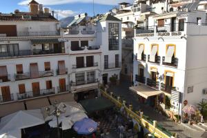 une vue aérienne d'une rue de la ville avec des bâtiments dans l'établissement Zentral Gelegene Wohnung, à Cómpeta 17 autres photos
