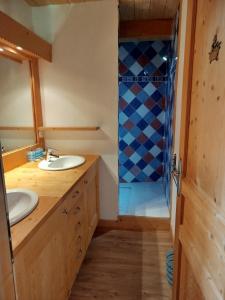 een badkamer met twee wastafels en een douche bij Half duplex chalet, facing south with Mont Pourri in Sainte-Foy-Tarentaise
