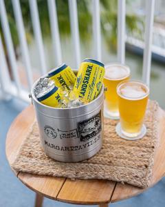 Compass Hotel Beaufort by Margaritaville في Beaufort: دلو من البيرة وكأسين من البيرة +18 صورة