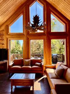 Χώρος καθιστικού στο Blue Moose Private pool spa sauna lake access