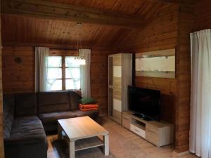 un salon avec un canapé et une télévision dans l'établissement Charmantes Ferienhaus Iris Im Waldecker Land, à Bad Arolsen