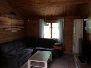 un salon avec un canapé et une table basse dans l'établissement Charmantes Ferienhaus Iris Im Waldecker Land, à Bad Arolsen