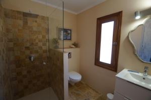 ein Badezimmer mit Dusche, Toilette und Waschbecken in der Unterkunft Ferienhaus für 4 Personen ca 80 m in Colònia de Sant Pere, Mallorca Nordostküste von Mallorca in Colònia de Sant Pere + 32 Fotos