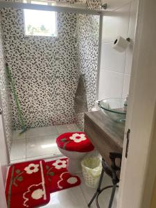 ein Badezimmer mit Dusche, Toilette und Waschbecken in der Unterkunft Encantadora Casa Campeche in Florianópolis + 11 Fotos