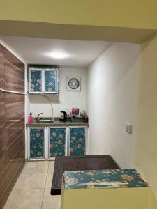 Una pequeña cocina con fregadero y encimera. en Petra Main Gate Studios, en Wadi Musa