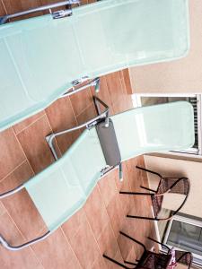 Draufsicht auf ein Badezimmer mit braunen Fliesen in der Unterkunft Appartement in Prizna in Prizna