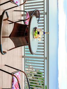 ein Spiegel an einer Wand neben einem Fenster in der Unterkunft Appartement in Prizna in Prizna + 11 Fotos