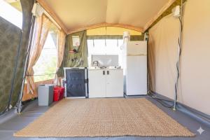 Una cocina o cocineta en Glamlodge camping la masia