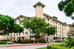 ein Gebäude mit einem Uhrenturm darauf in der Unterkunft San Bruno 2BR w Pool Gym WD nr trains shops SFO-584 in San Bruno