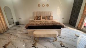 Postel nebo postele na pokoji v ubytování Luxe Home
