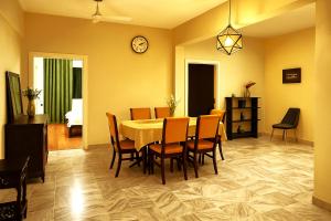 Un comedor con mesa y sillas en Private Room Secure and Central Near Embassies, en Islamabad