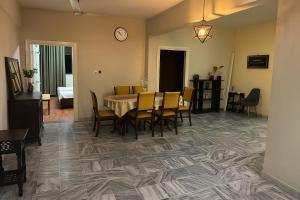 Un comedor con mesa y sillas en Private Room Secure and Central Near Embassies, en Islamabad 4 fotos más