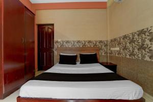 un dormitorio con una cama grande en una habitación en Collection O KSRTC Bus Station Kottayam Formerly Hotel O Day Springs, en Kottayam 21 fotos más