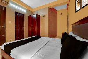 un dormitorio con una cama grande en una habitación en Collection O KSRTC Bus Station Kottayam Formerly Hotel O Day Springs, en Kottayam