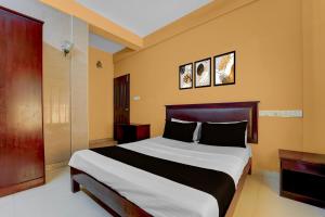 a bedroom with a large bed in a room at Collection O KSRTC Bus Station Kottayam Formerly Hotel O Day Springs in Kottayam