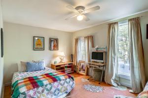 Postel nebo postele na pokoji v ubytování 4 Mi to Stratton Mountain Resort! Cabin with Hot Tub