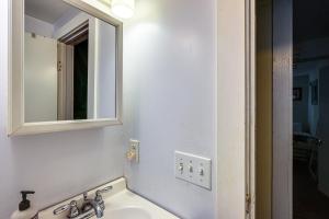 Koupelna v ubytování 4 Mi to Stratton Mountain Resort! Cabin with Hot Tub + 16 fotografií