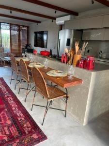 Η κουζίνα ή μικρή κουζίνα στο Casa de Luxo na praia - São Miguel dos Milagres +17 φωτογραφίες