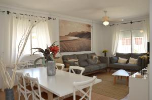 ein Wohnzimmer mit Tisch und Couch in der Unterkunft Ferienhaus mit Privatpool für 8 Personen ca 146 m in Estrella de Mar, Murcia Costa Calida in Los Urrutias