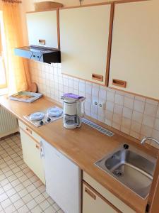 Una cocina o kitchenette en Gemütliche Ferienwohnung Mit Großem Garten 4 fotos más