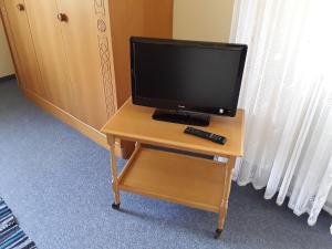 Una televisión o centro de entretenimiento en Gemütliche Ferienwohnung Mit Großem Garten