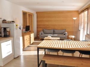 ein Wohnzimmer mit Sofa und Tisch in der Unterkunft Appartement avec terrasse et parking privatif - FR-1-692-3 in La Chapelle-dʼAbondance