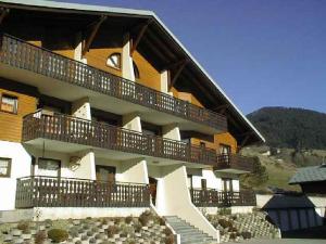 un grand bâtiment avec des balcons sur le côté dans l'établissement Appartement cosy avec balcon et parking à La Chapelle-d'Abondance - FR-1-692-39, à La Chapelle-dʼAbondance