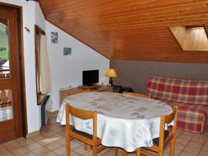 ein Zimmer mit Tisch und Stühlen und einem Fernseher in der Unterkunft 3 pièces près du centre, animaux admis, parking - FR-1-692-7 in La Chapelle-dʼAbondance