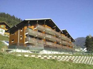 un grand bâtiment au sommet d'une colline dans l'établissement Appartement cosy à La Chapelle-d'Abondance avec parking, proche village - FR-1-692-22, à La Chapelle-dʼAbondance