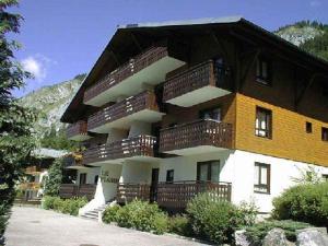 ein Gebäude mit Balkonen an der Seite in der Unterkunft Charmant 2 pièces, balcon sud, parking, La Chapelle-d'Abondance - FR-1-692-27 in La Chapelle-dʼAbondance