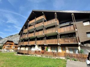 ein großes Gebäude mit Balkonen an der Seite in der Unterkunft Charmant studio près des pistes avec parking, balcon sud - FR-1-692-111 in La Chapelle-dʼAbondance