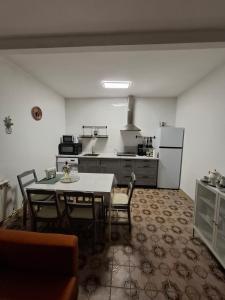 a kitchen with a table and chairs in a room at El rincón de cauca in Coca