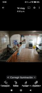 Arriendo habitación amobladas singles a turistas sector centro de la serena في لا سيرينا: صورة مطبخ مع صورة مطبخ