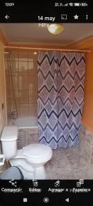 Arriendo habitación amobladas singles a turistas sector centro de la serena في لا سيرينا: حمام مع مرحاض ودش +4 صور