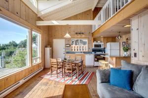 Η κουζίνα ή μικρή κουζίνα στο Ocean Front Cottage Near Yachats! Beachwood Cottage