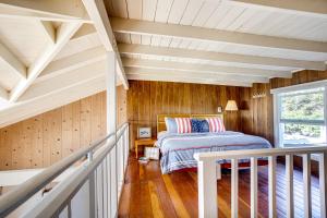 Ένα ή περισσότερα κρεβάτια σε δωμάτιο στο Ocean Front Cottage Near Yachats! Beachwood Cottage