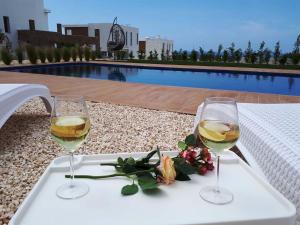zwei Gläser Wein auf einem Tisch neben einem Pool in der Unterkunft Ferienhaus mit Privatpool für 8 Personen ca 240 m in Peyia, Westküste von Zypern - b56242 in Peyia + 32 Fotos