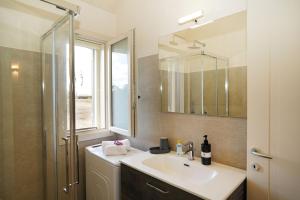ein Badezimmer mit Waschbecken, Spiegel und Dusche in der Unterkunft Villa Flora in Latiano + 27 Fotos