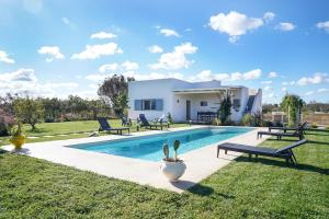 eine Villa mit Swimmingpool und ein Haus in der Unterkunft Villa Flora in Latiano