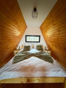 Ένα ή περισσότερα κρεβάτια σε δωμάτιο στο Art A Cabin