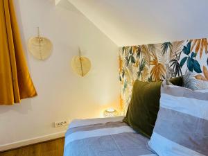 - une chambre avec un lit et un oreiller vert dans l'établissement Maison le B - Disneyland Paris - Parking - Wifi, à Bussy-Saint-Georges