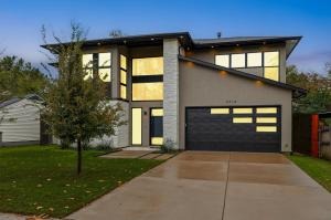 una casa con garage e vialetto di Upscale Modern Living - 4BD 4BA Backyard & Cinema a Oldham