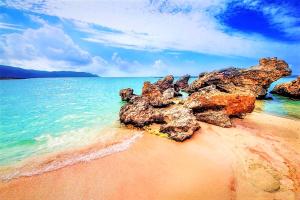 un groupe de rochers sur une plage près de l'eau dans l'établissement Villa Vardis, à Vafés 29 autres photos