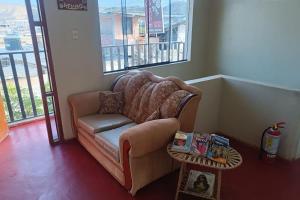 un soggiorno con un divano e un tavolo di Lupita House a Máncora